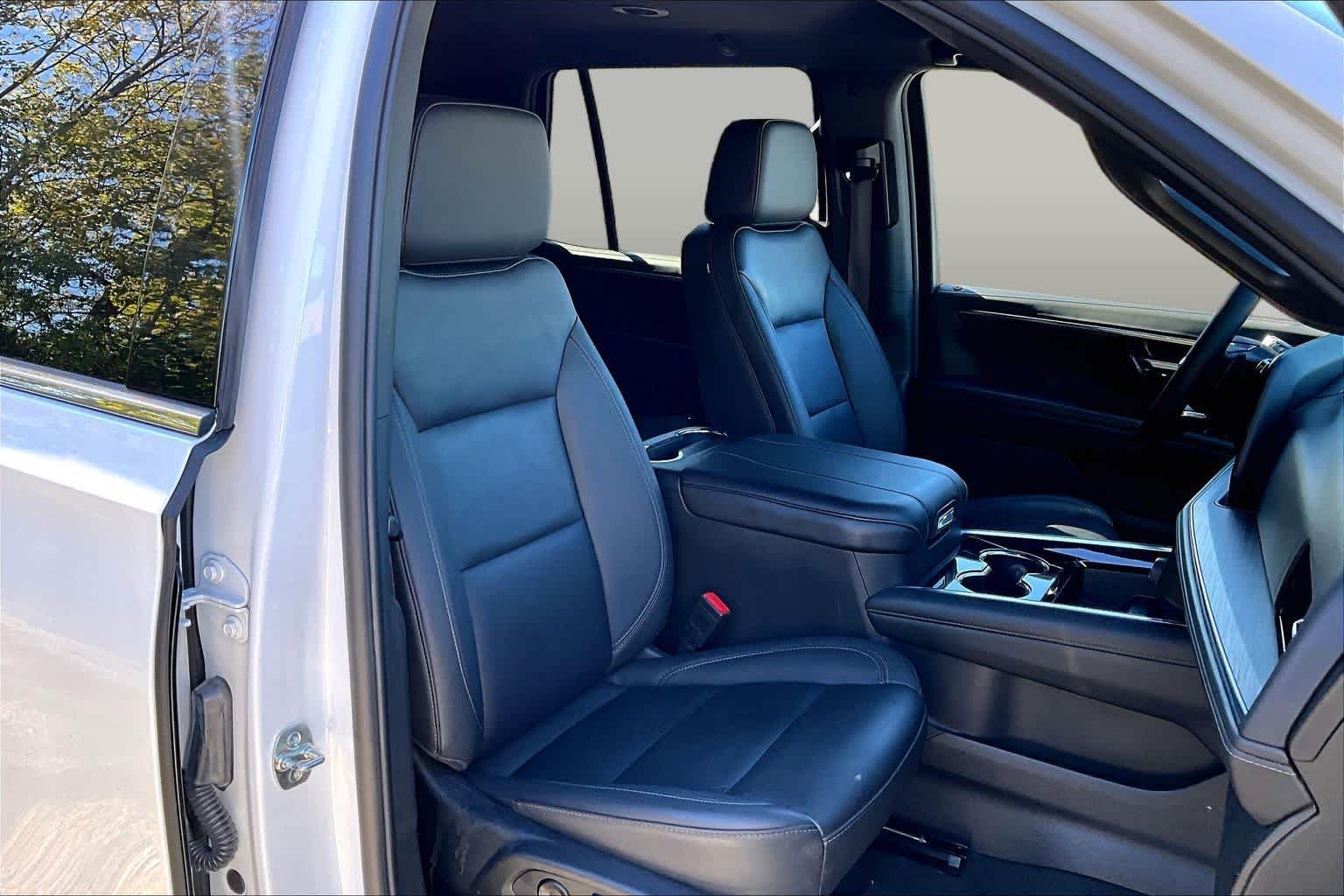 Used 2025 Summit White Chevrolet LT image 9