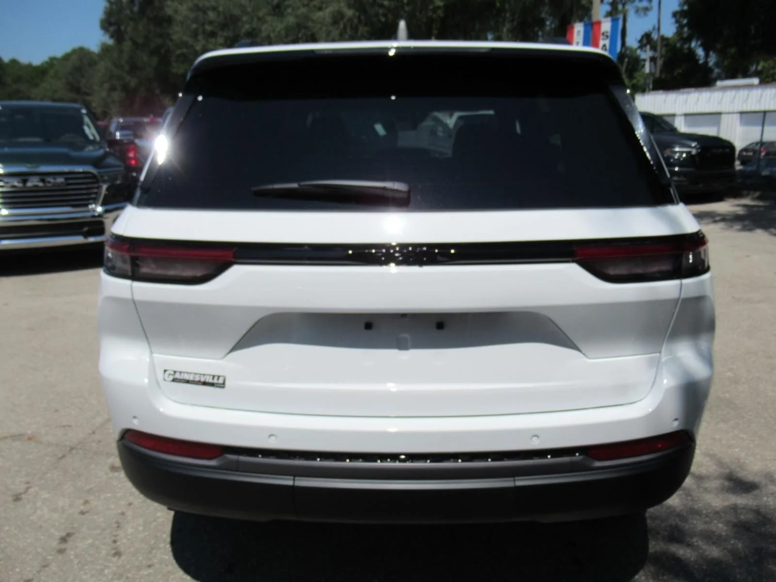 New 2026 Bright White Clear-Coat Exterior Paint Jeep Limited image 6