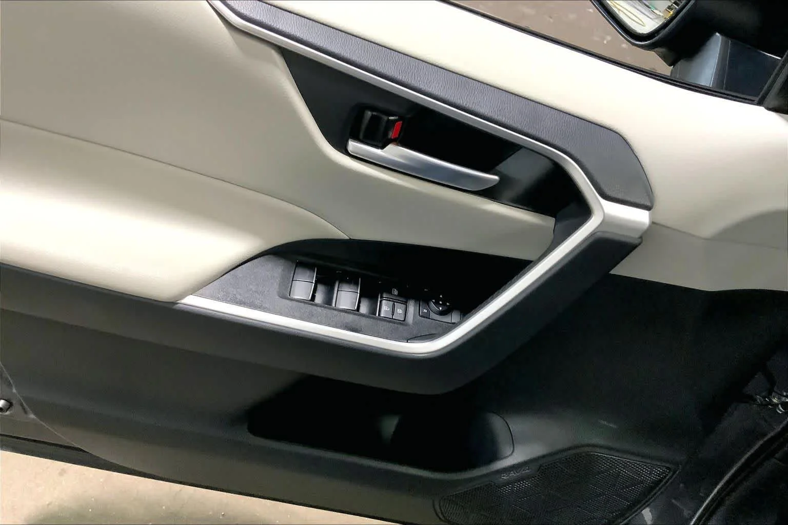 Used 2025 Magnetic Gray Metallic Toyota Hybrid XLE image 36
