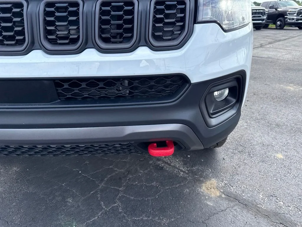 New 2026 Bright White Clear-Coat Exterior Paint Jeep Trailhawk image 9