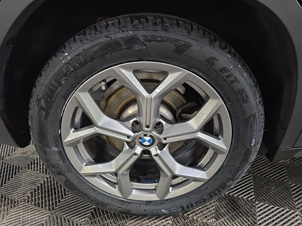 Used 2024 Gray BMW xDrive30i image 14
