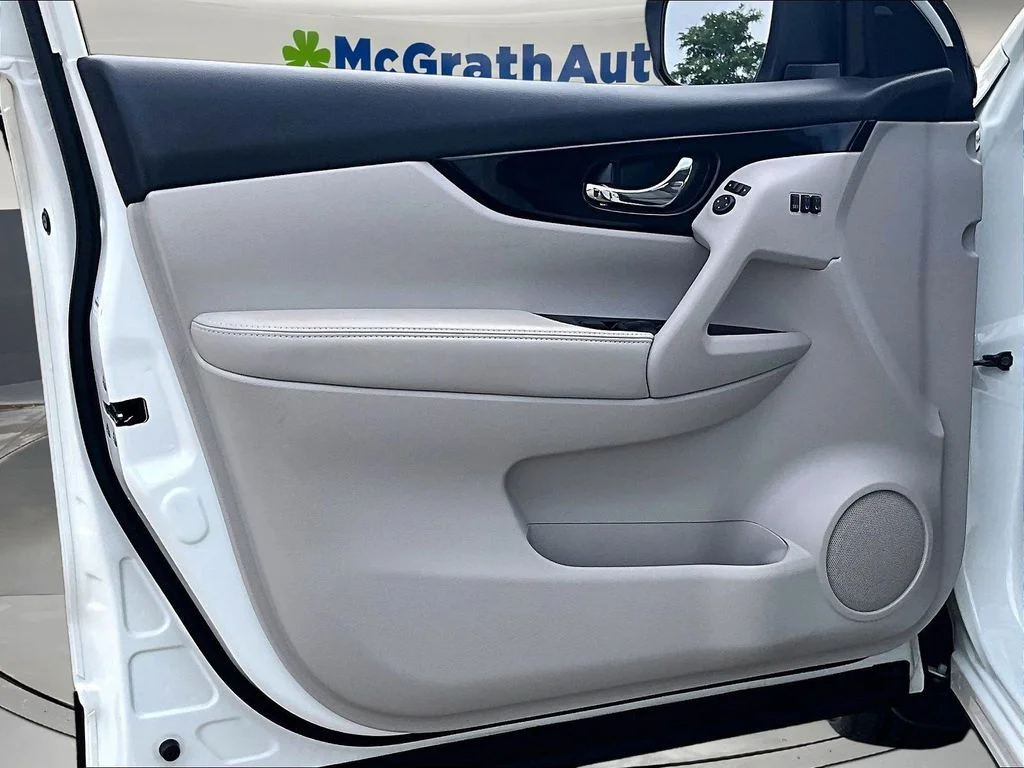 Used 2022 White Nissan SL image 23