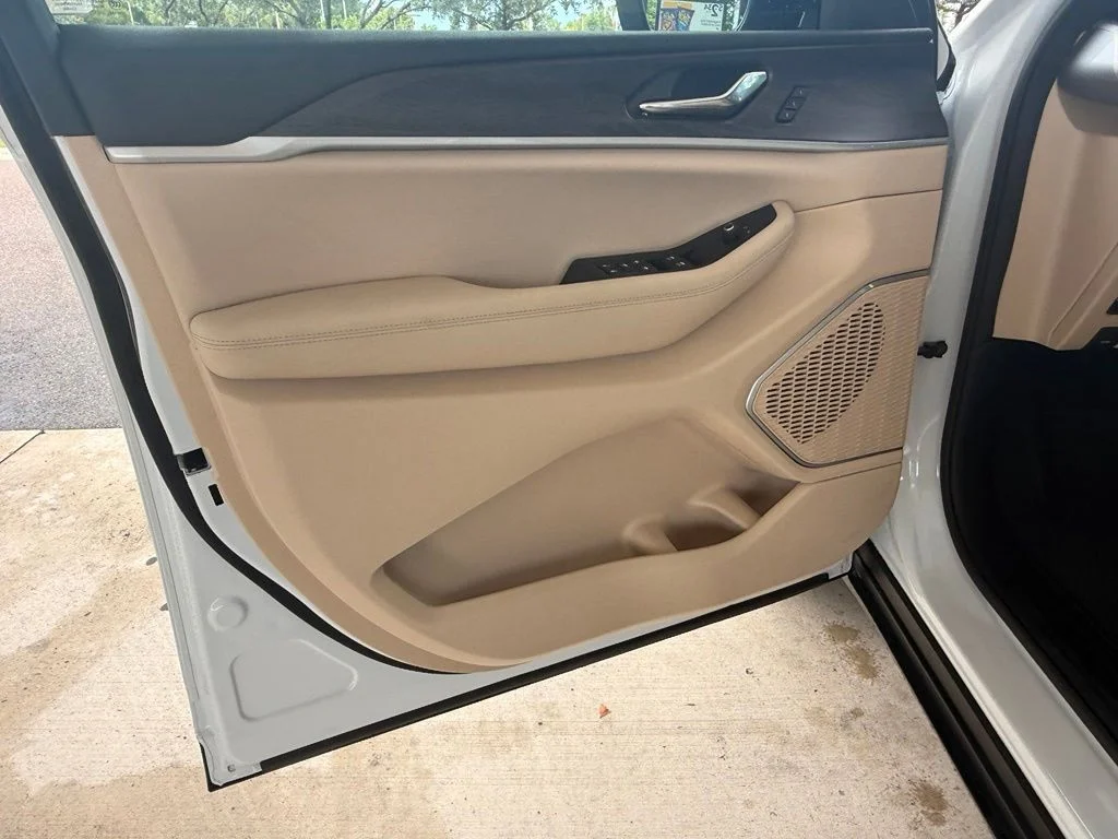 New 2026 Bright White Clear-Coat Exterior Paint Jeep Limited image 32