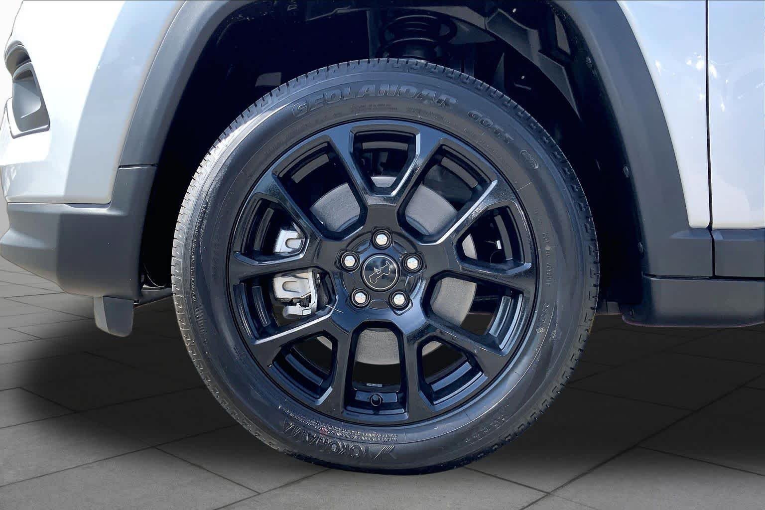 New 2026 Silver Zynith Metallic Clear-Coat Exterior Paint Jeep Latitude Altitude image 8
