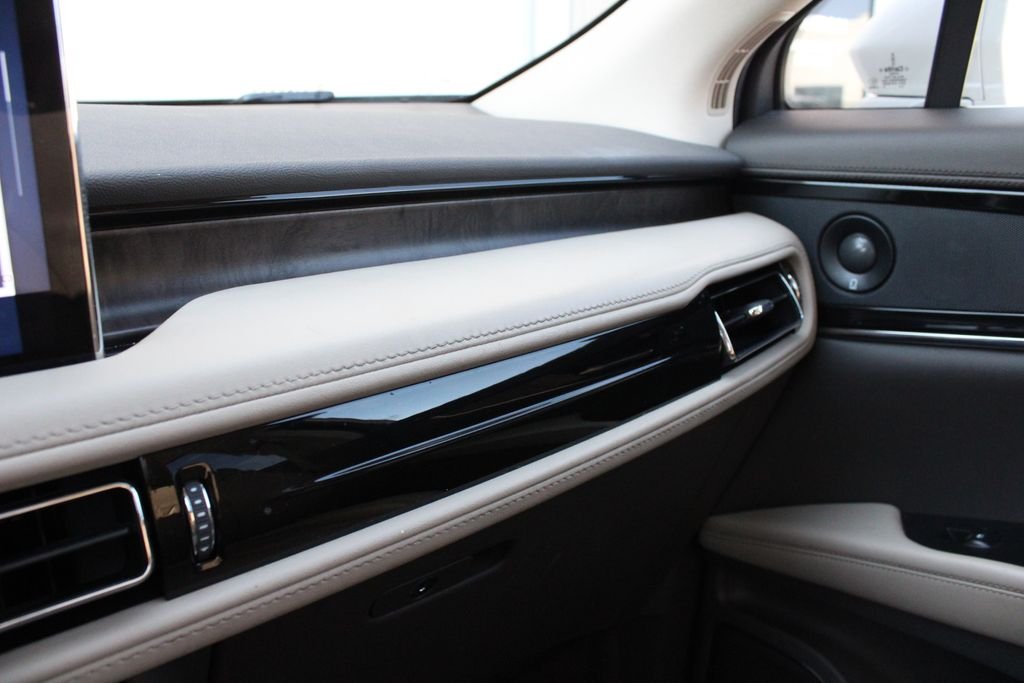 Used 2023 Pearl Metallic Lincoln Reserve image 21