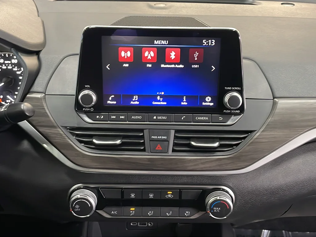 Used 2025 Silver Nissan 2.5 SV image 32