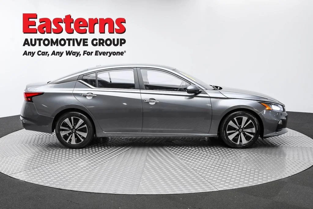 Used 2022 Gray Nissan 2.5 SV image 4