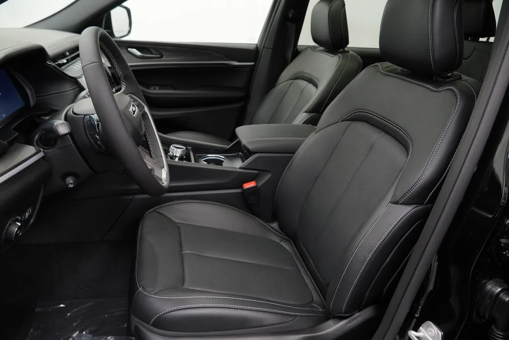 New 2026 Diamond Black Crystal Pearl-Coat Exterior Paint Jeep Limited image 15