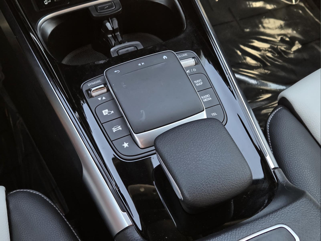Used 2022  Mercedes-Benz GLB 250 image 22