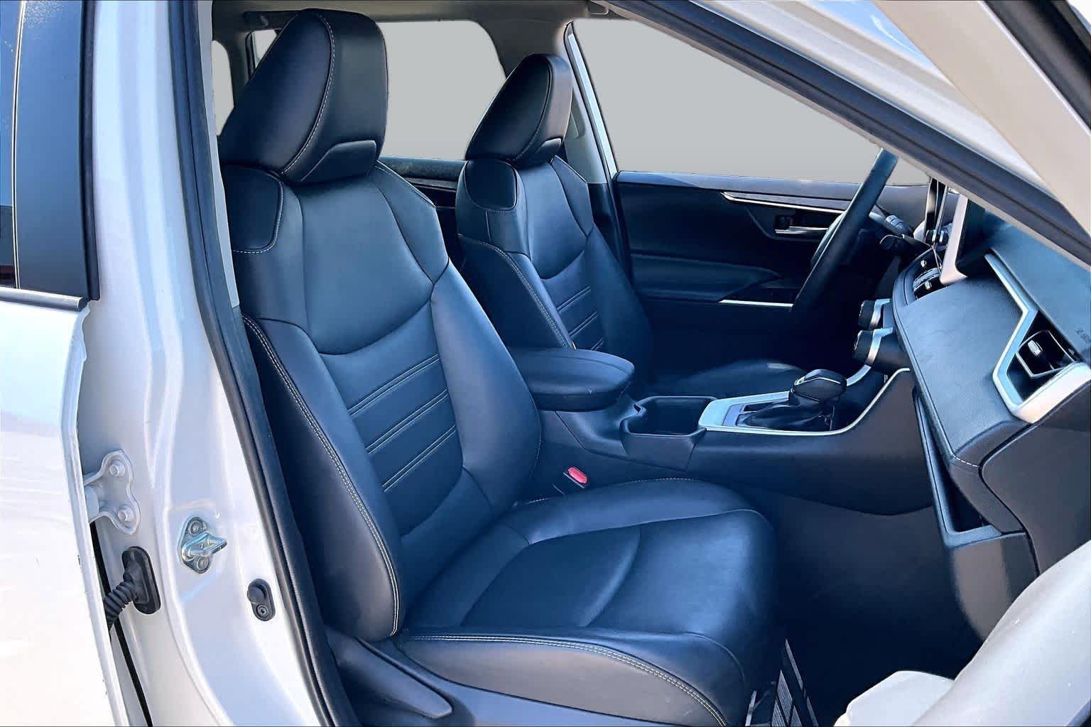 Used 2023 Wind Chill Pearl Toyota XLE Premium image 9