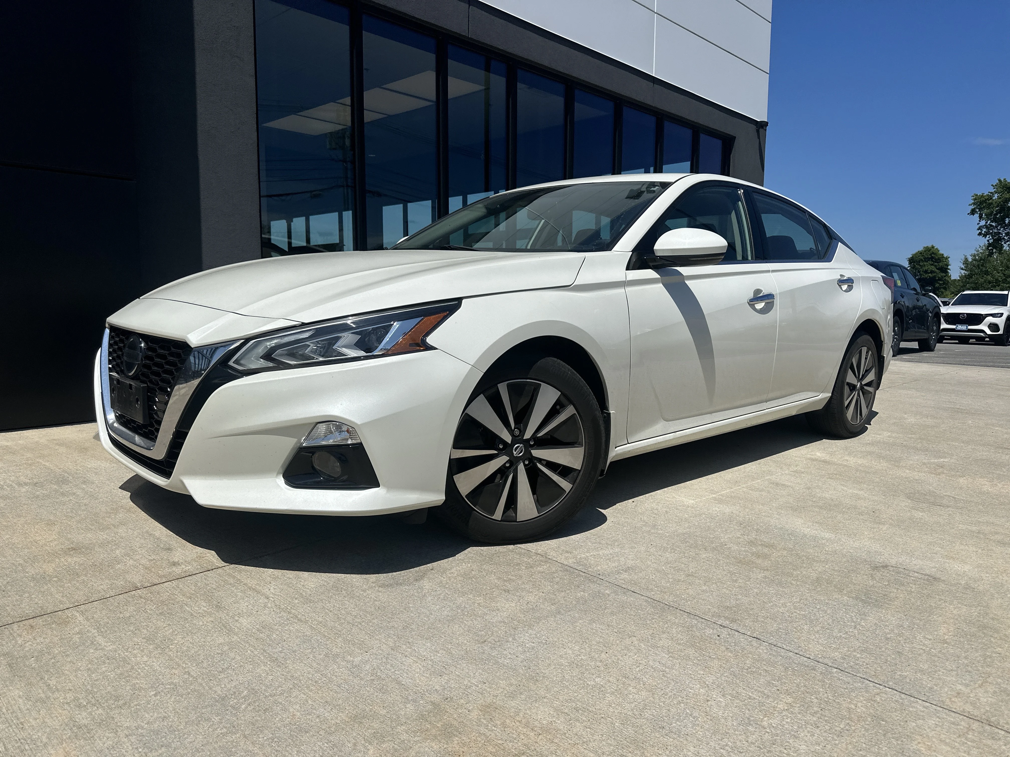Used 2019 Pearl White Tricoat Nissan 2.5 SV image 1