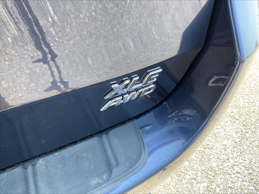 Used 2018 Beige Toyota XLE Premium image 30