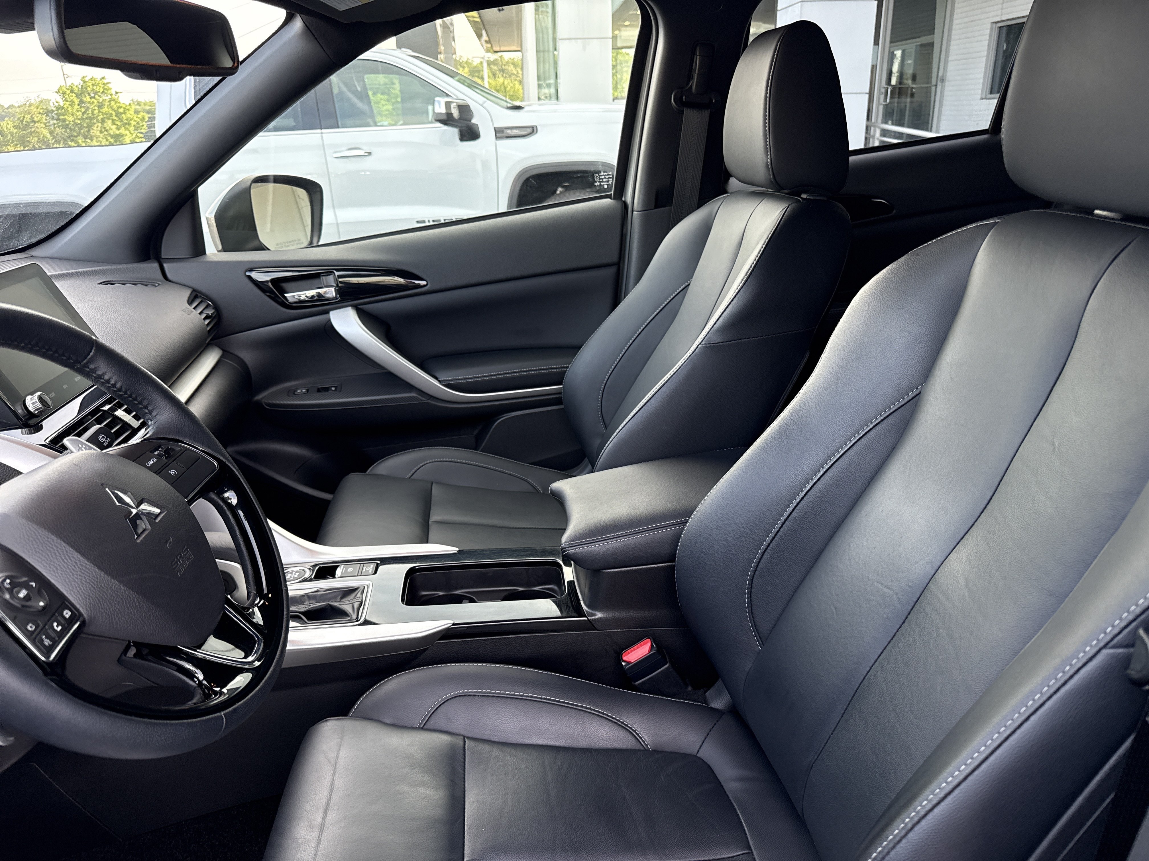 Used 2022  Mitsubishi SE image 5
