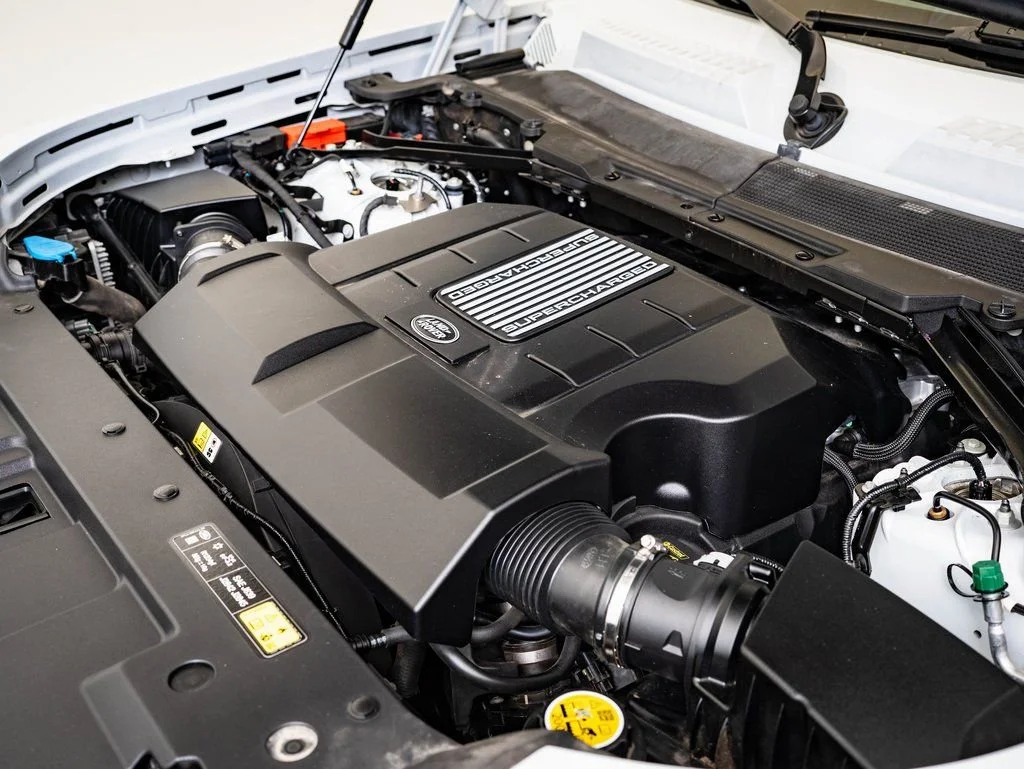Used 2022 White Land Rover V8 image 32
