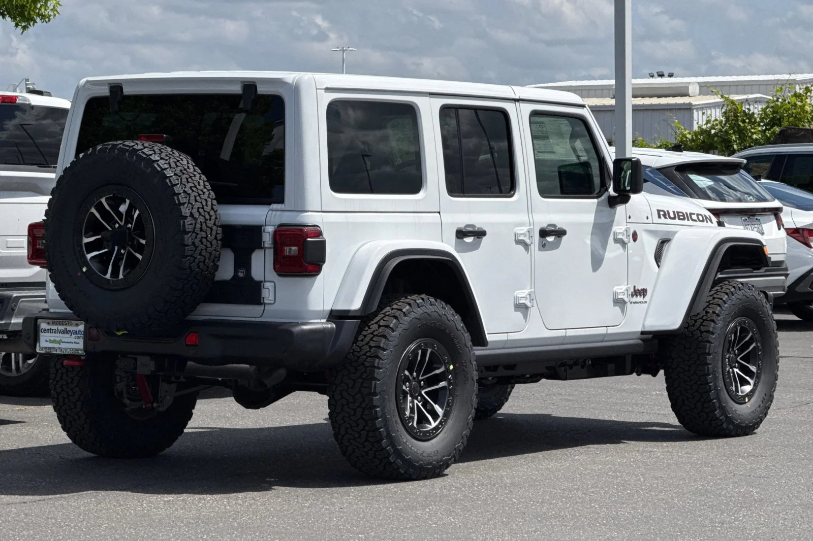 New 2026 Bright White Clear-Coat Exterior Paint Jeep Rubicon X image 4