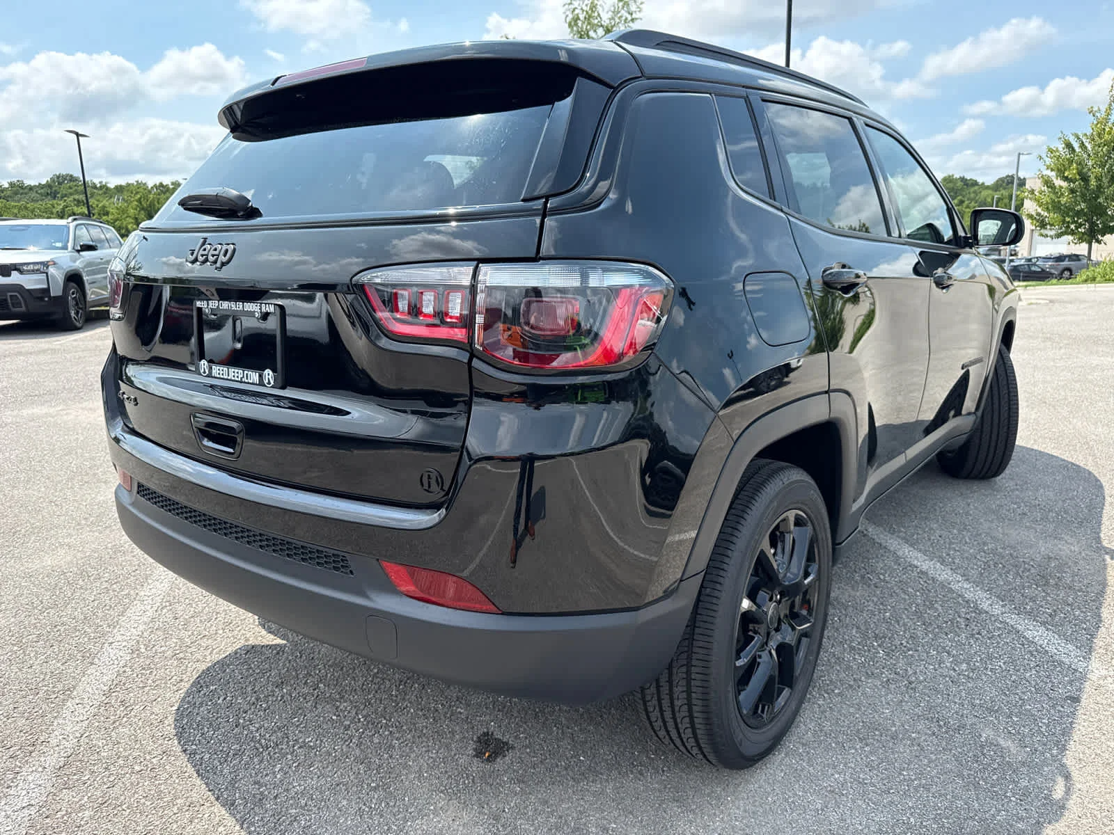 New 2026 Diamond Black Crystal Pearl-Coat Exterior Paint Jeep Latitude image 9