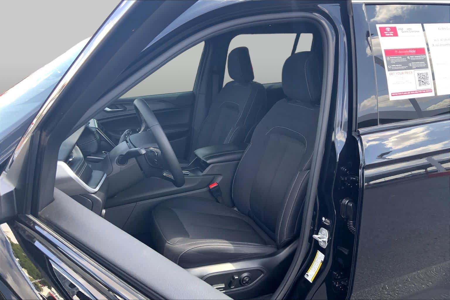 Used 2024 Diamond Black Crystal Pearlcoat Jeep Laredo image 8