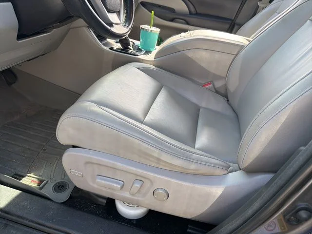 Used 2018 White Toyota XLE image 12