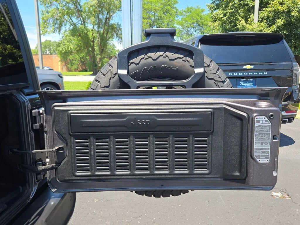 Used 2024 Gray Jeep Rubicon image 13