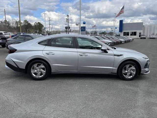 New 2025 Silver Hyundai SE image 8