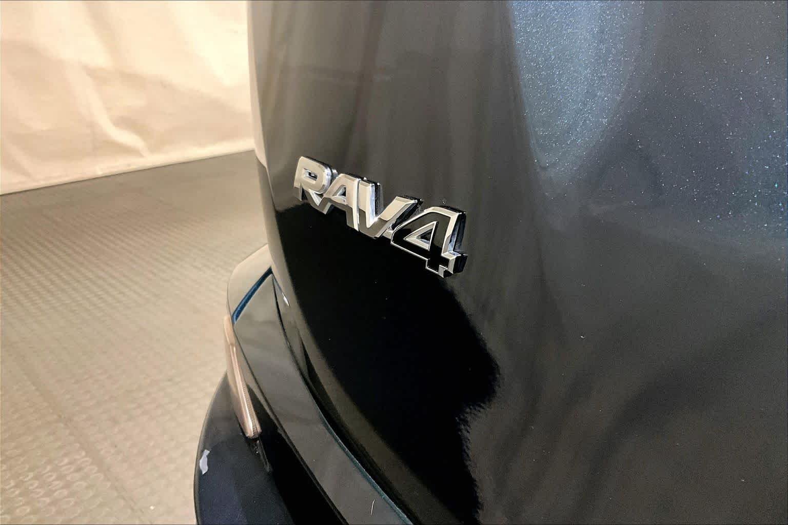 Used 2017 Galactic Aqua Mica Toyota XLE image 9
