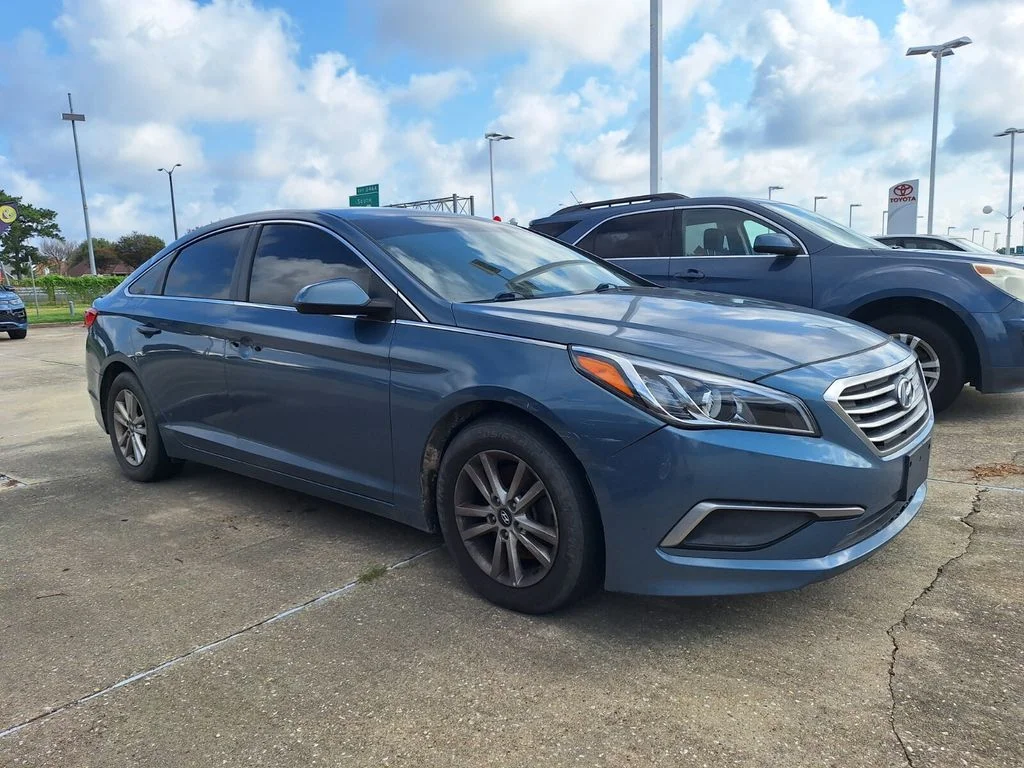Used 2016 Blue Hyundai SE image 3