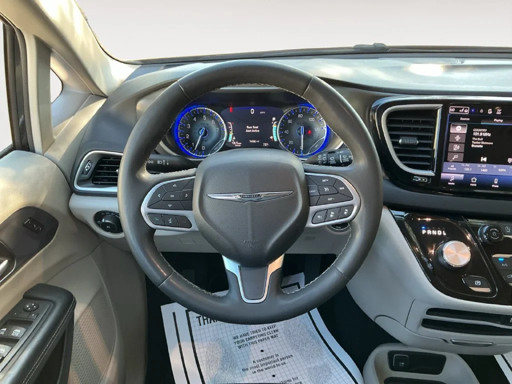 Used 2023 Black Chrysler Touring L image 17