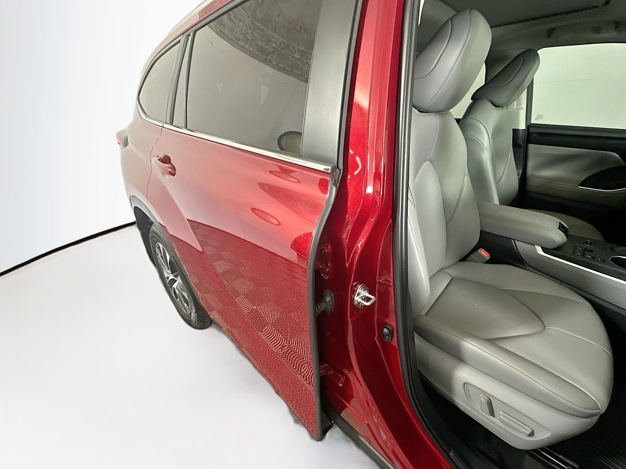 Used 2025 Pearl Toyota Hybrid XLE image 28