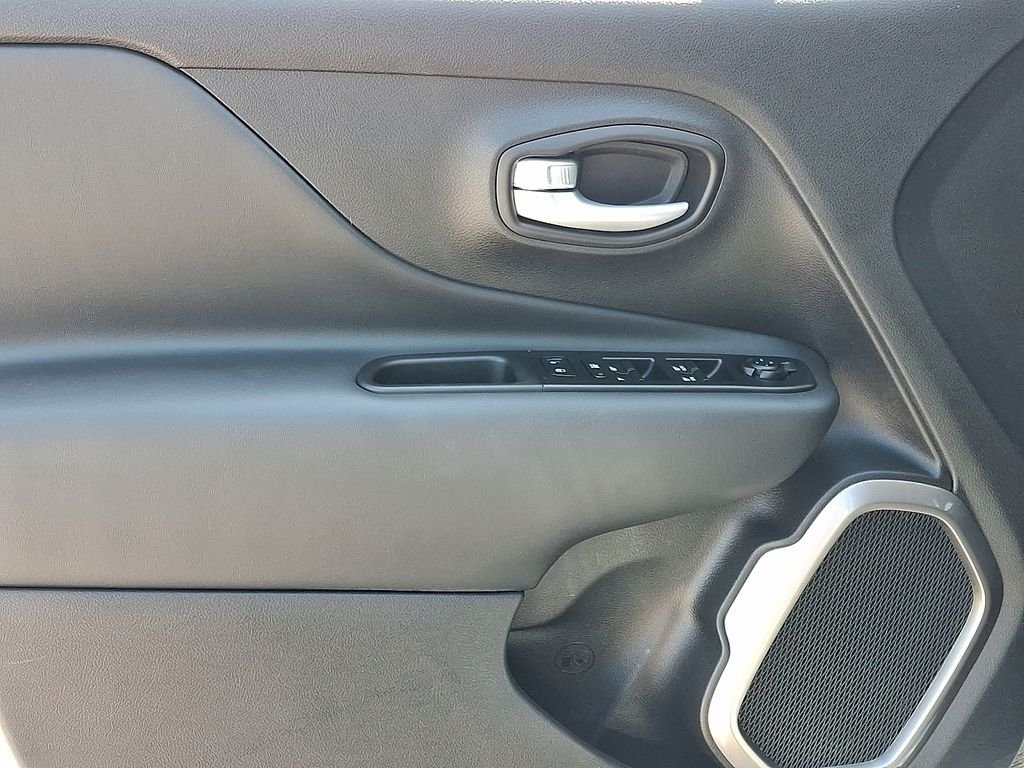 Used 2023 White Jeep Latitude image 13