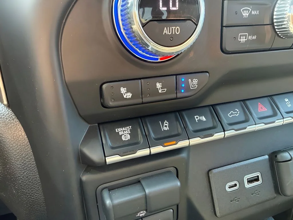 Used 2022 White GMC Denali image 11