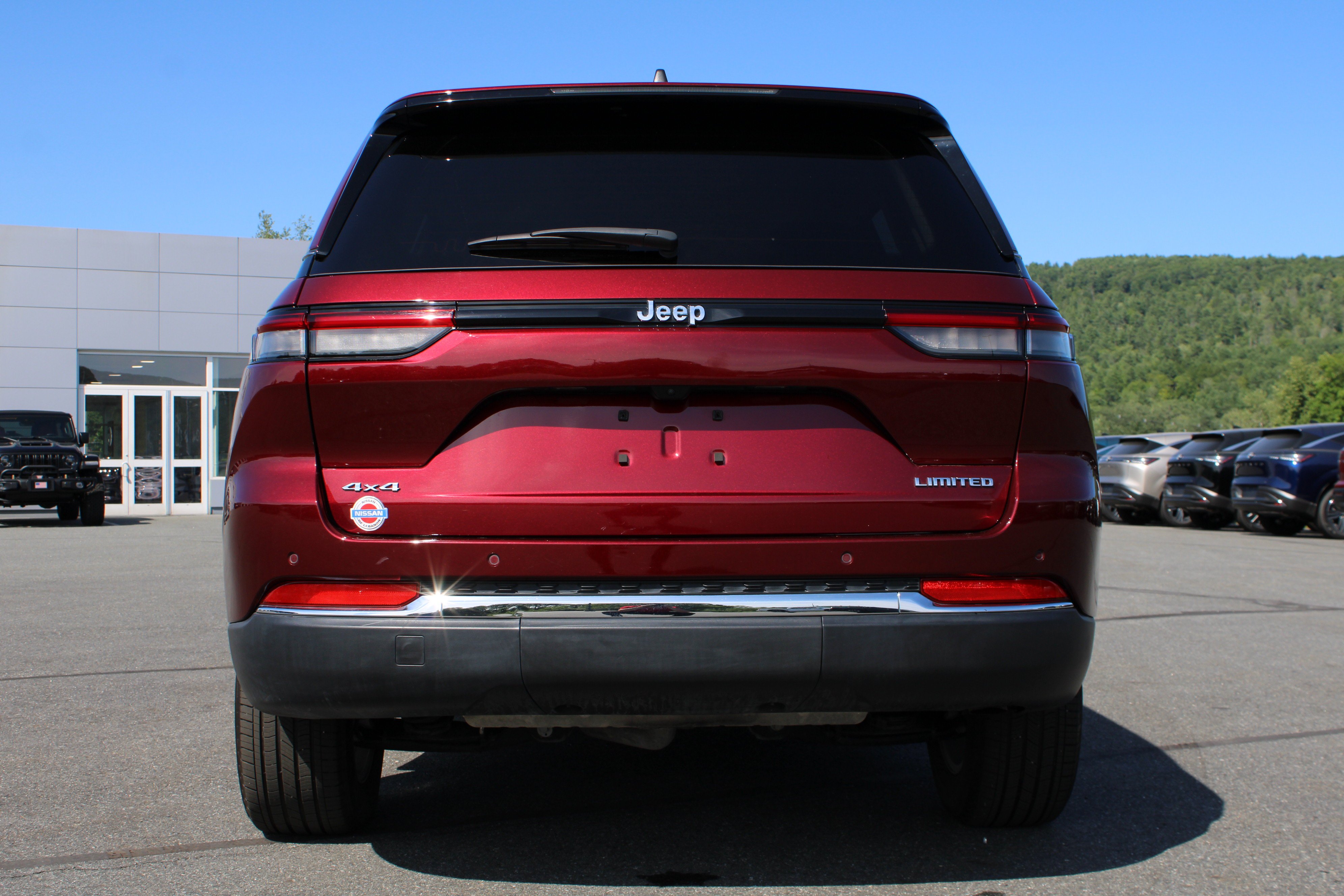 Used 2023 Velvet Red Pearlcoat Jeep Limited image 9