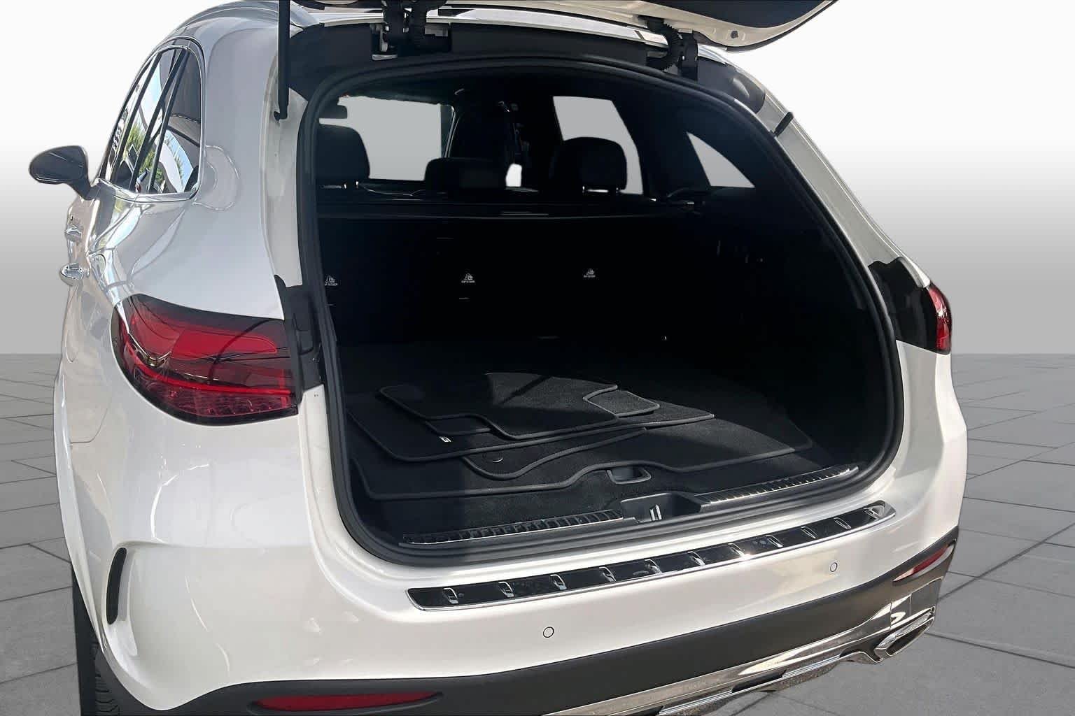 Used 2025 Polar White Mercedes-Benz GLC 350e image 37