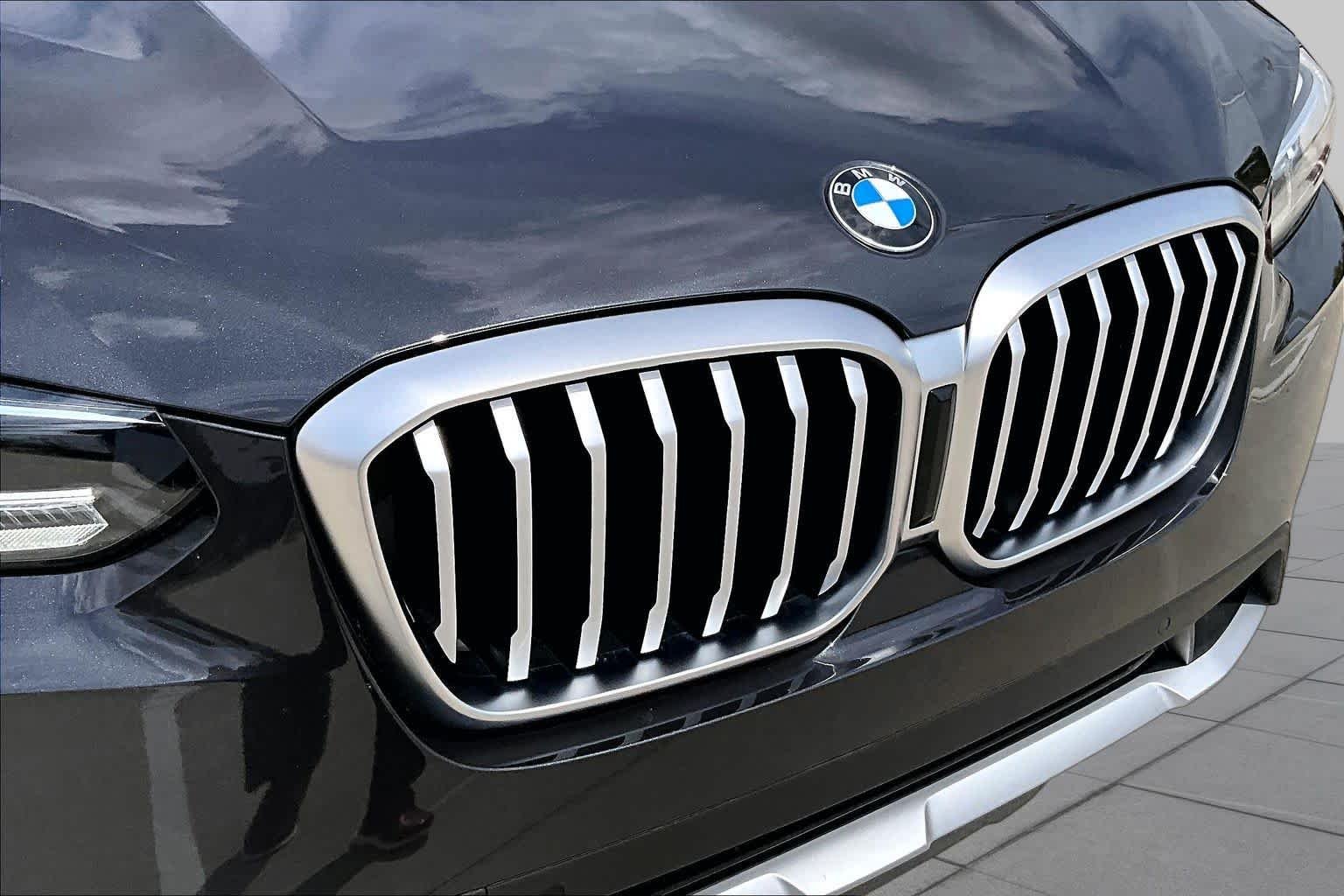 Used 2024 Dark Graphite Metallic BMW sDrive30i image 29