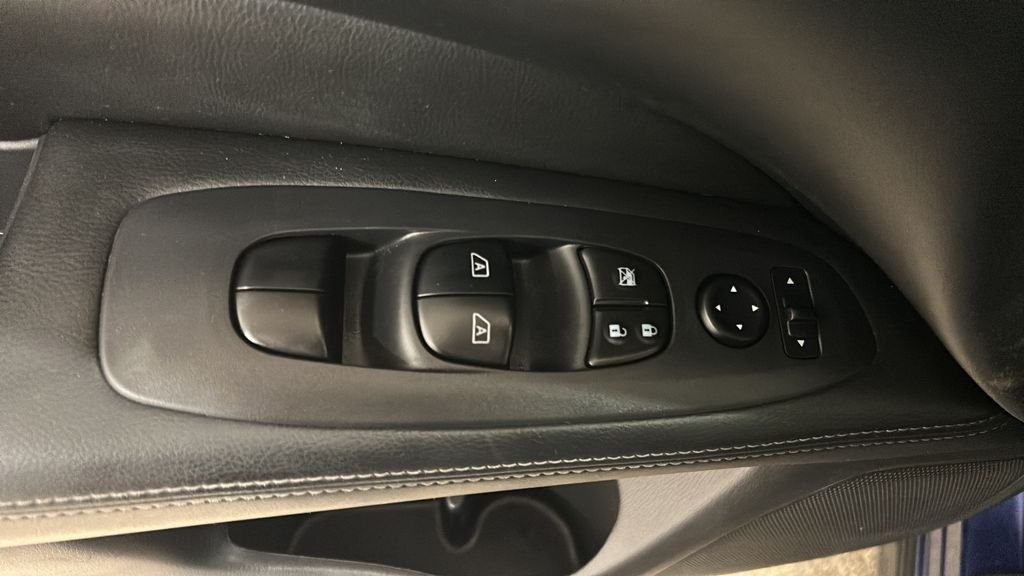 Used 2017 Blue Nissan SL image 19