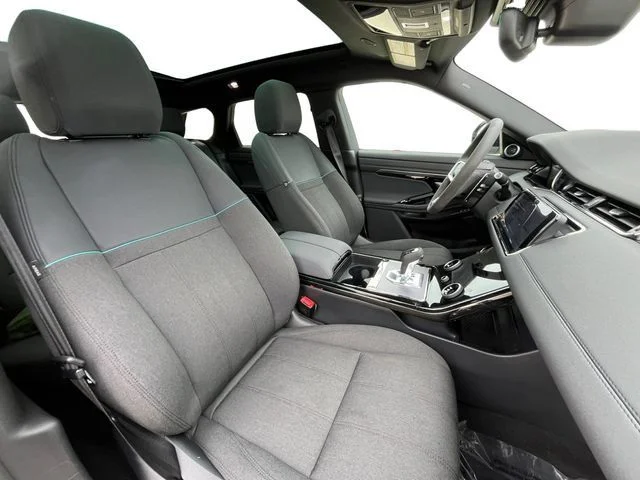 Used 2023 White Land Rover R-Dynamic SE image 16