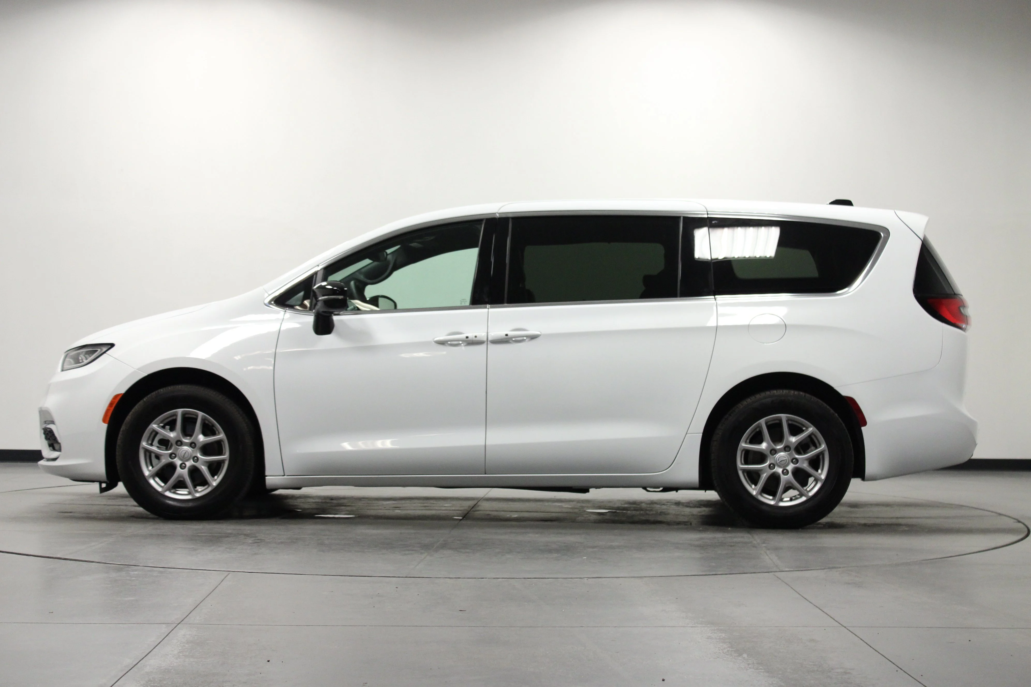 Used 2025 Bright White Clearcoat Chrysler Select image 7