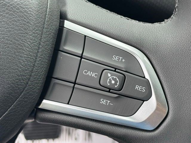 New 2026 Bright White Clear-Coat Exterior Paint Jeep Latitude image 16