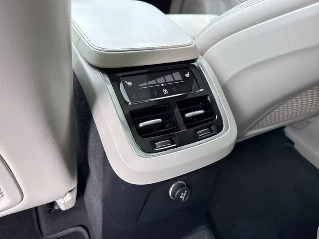 Used 2018 Onyx Black Metallic Volvo Inscription image 18