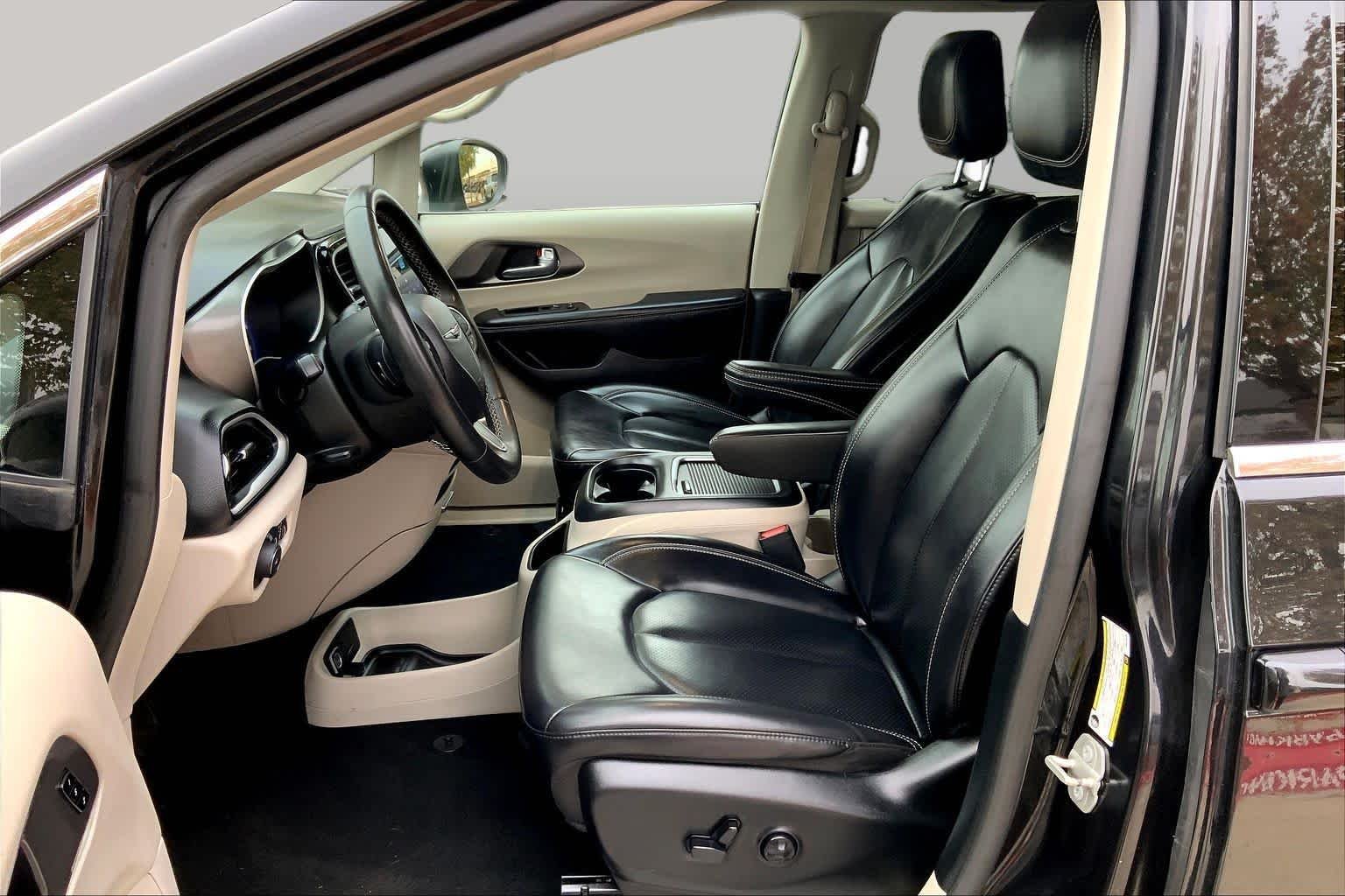Used 2023 Brilliant Black Crystal Pearlcoat Chrysler Touring L image 8