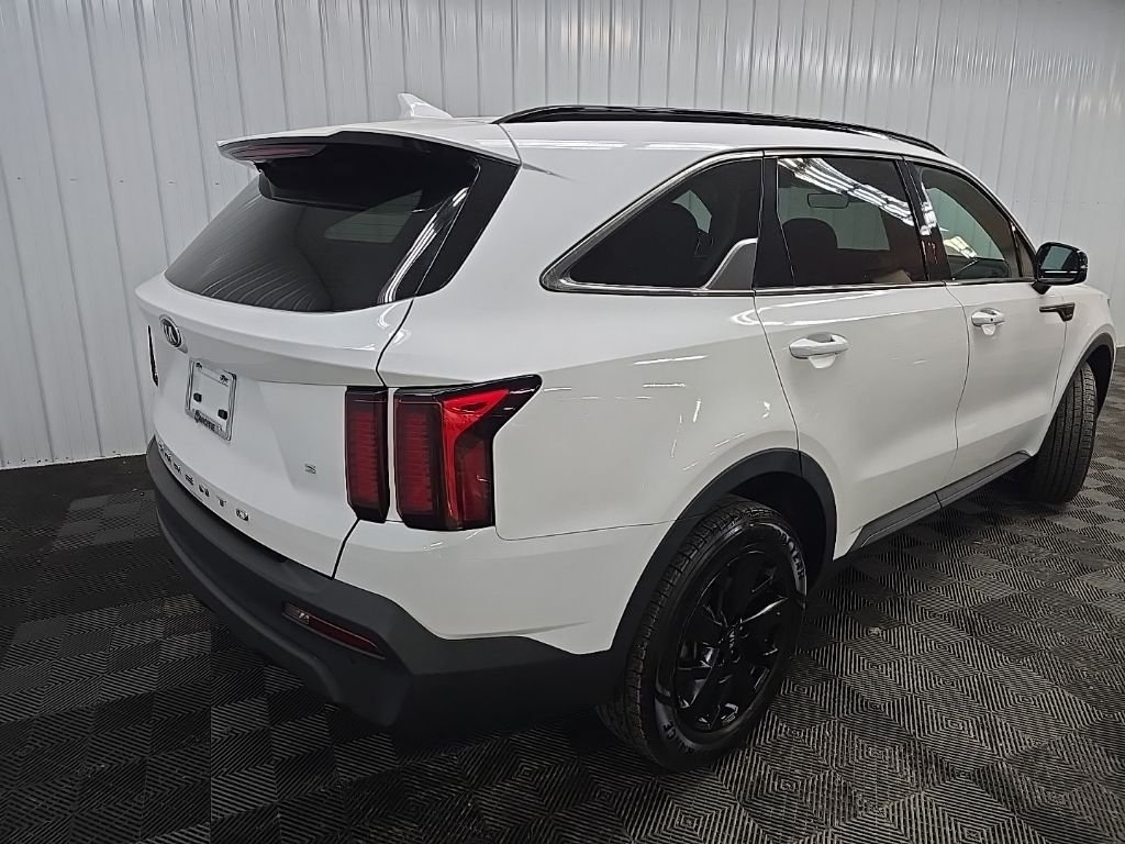 Used 2021 White Kia S image 10