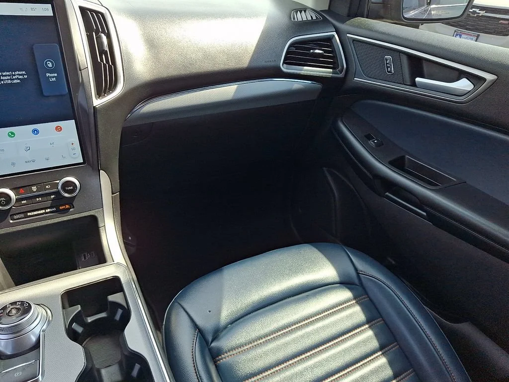 Used 2022 Black Ford SEL image 17