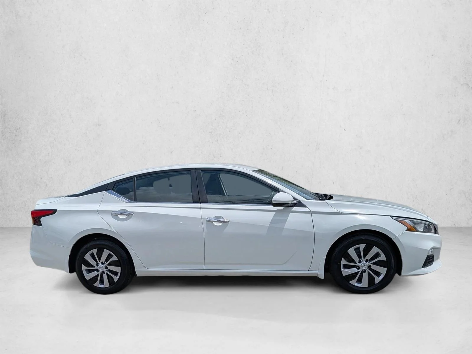 Used 2020 Glacier White Nissan 2.5 S image 4