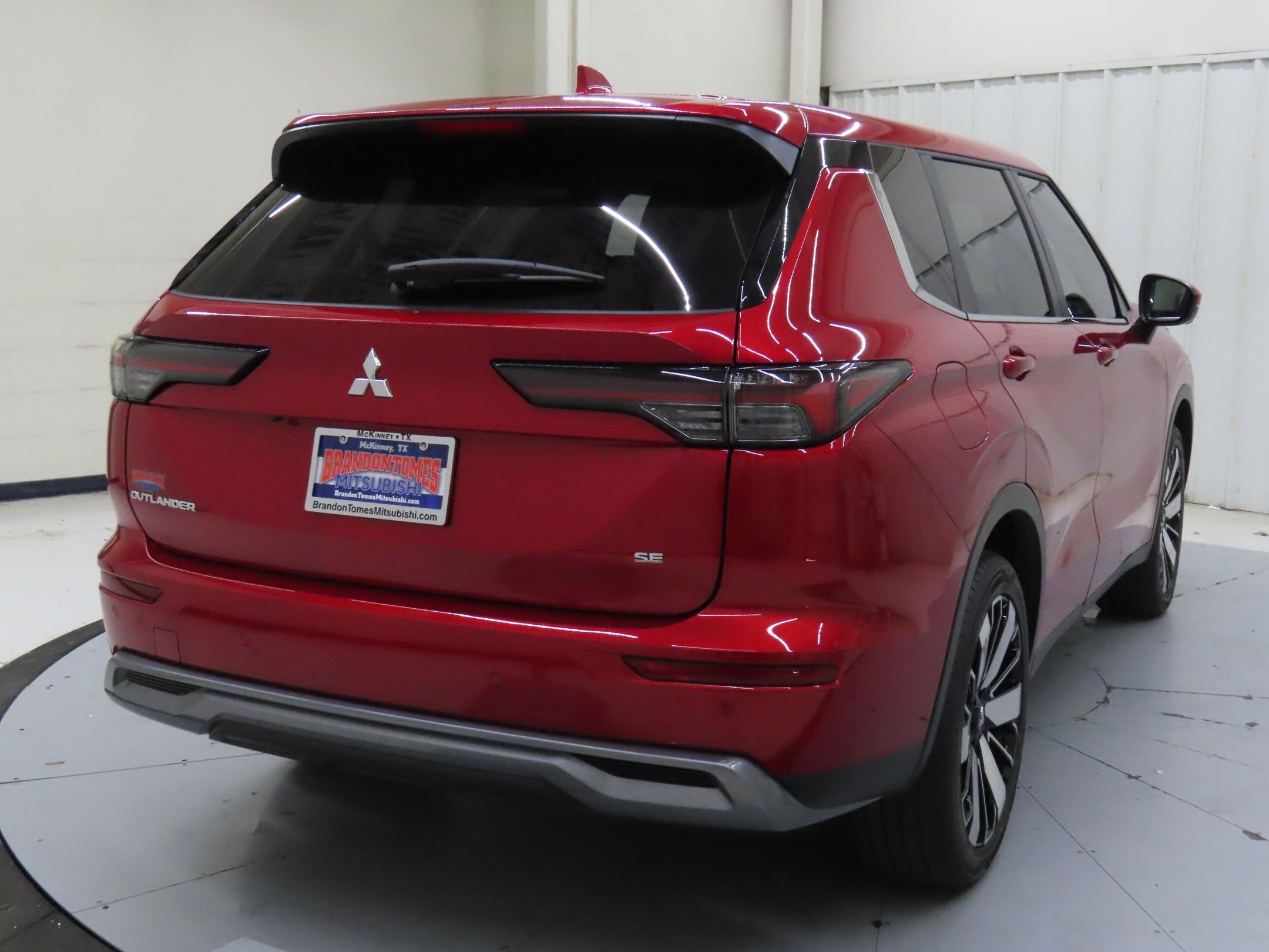 Used 2025 Red Mitsubishi SE image 3