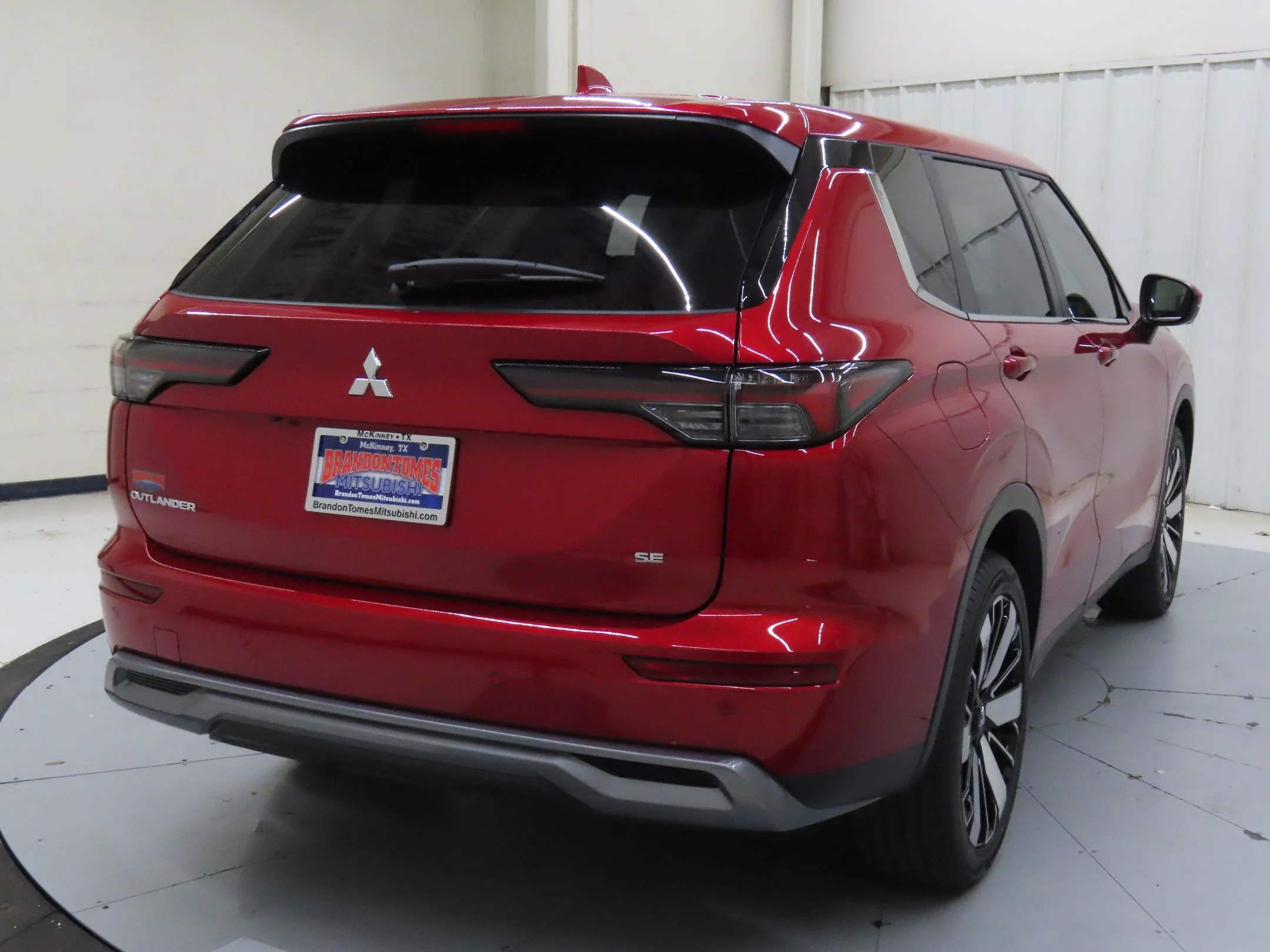 Used 2025 Red Mitsubishi SE image 3