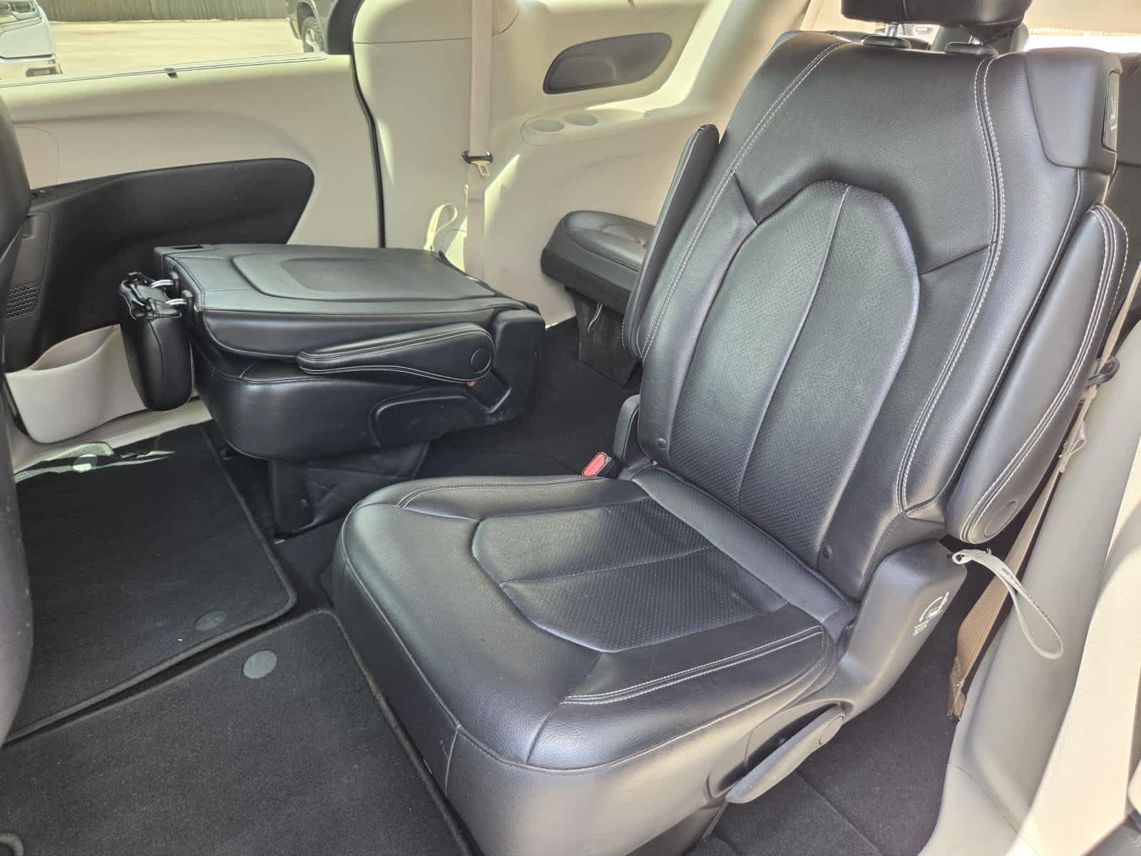 Used 2022 Ceramic Gray Clearcoat Chrysler Touring L image 14