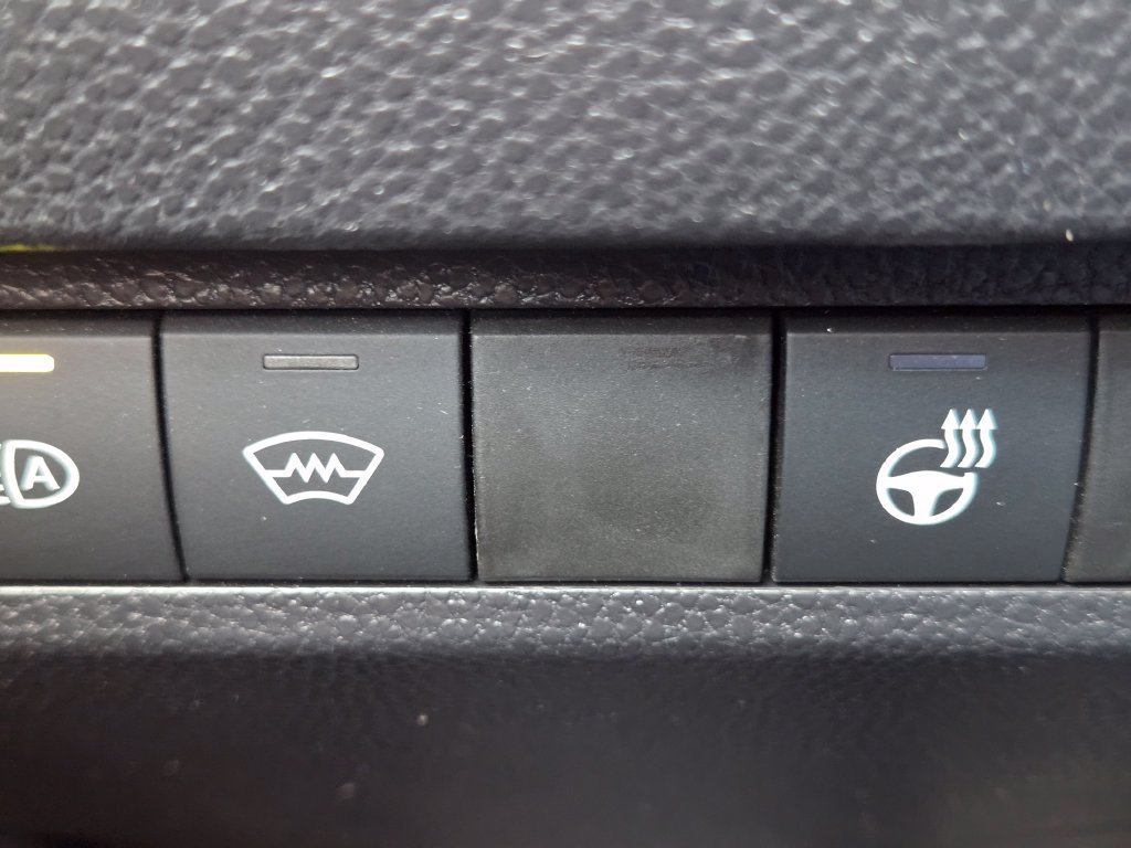 Certified Used 2025 Pearl Toyota XLE image 17