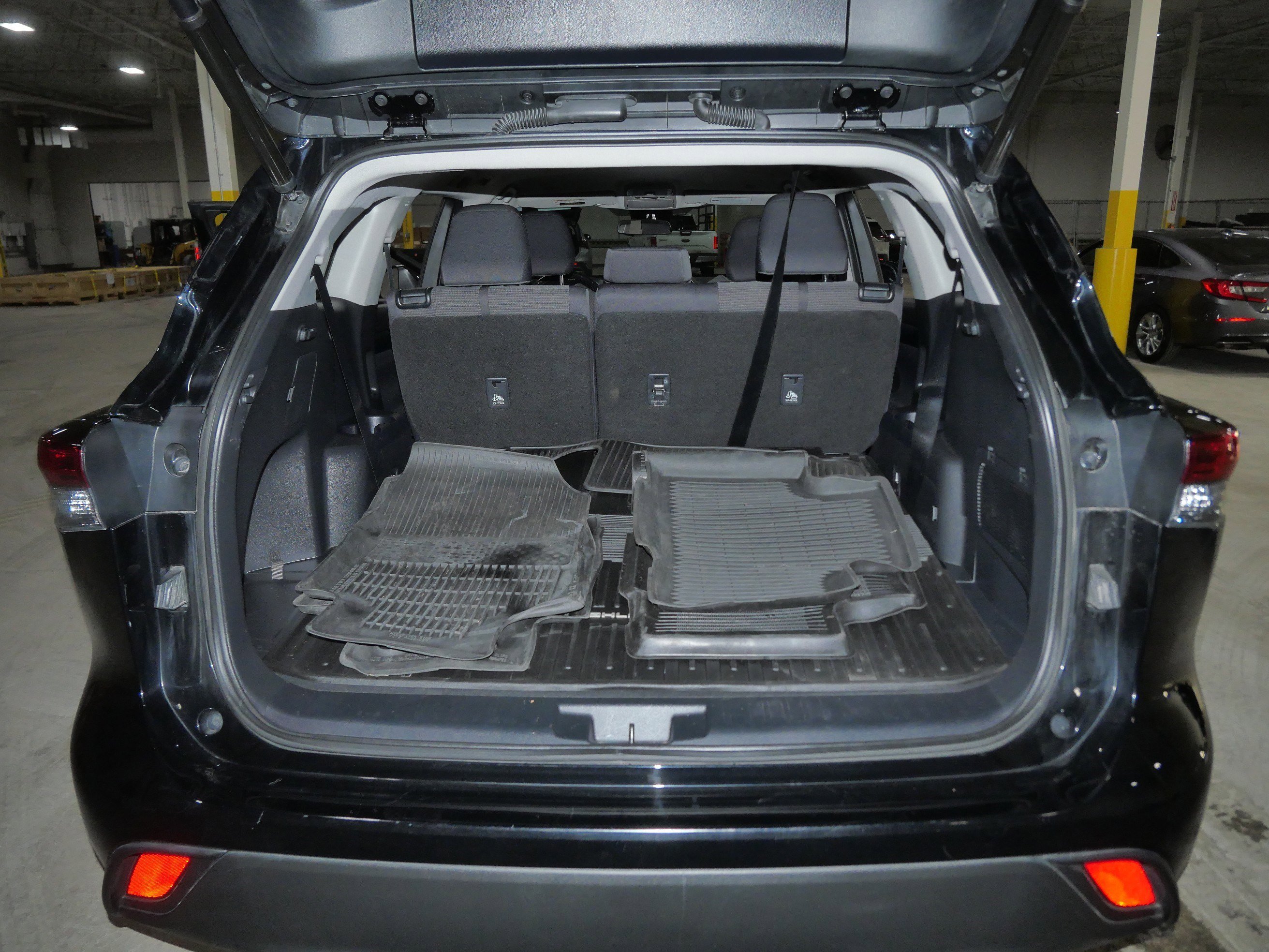 2023 Toyota Highlander LE - Photo 18