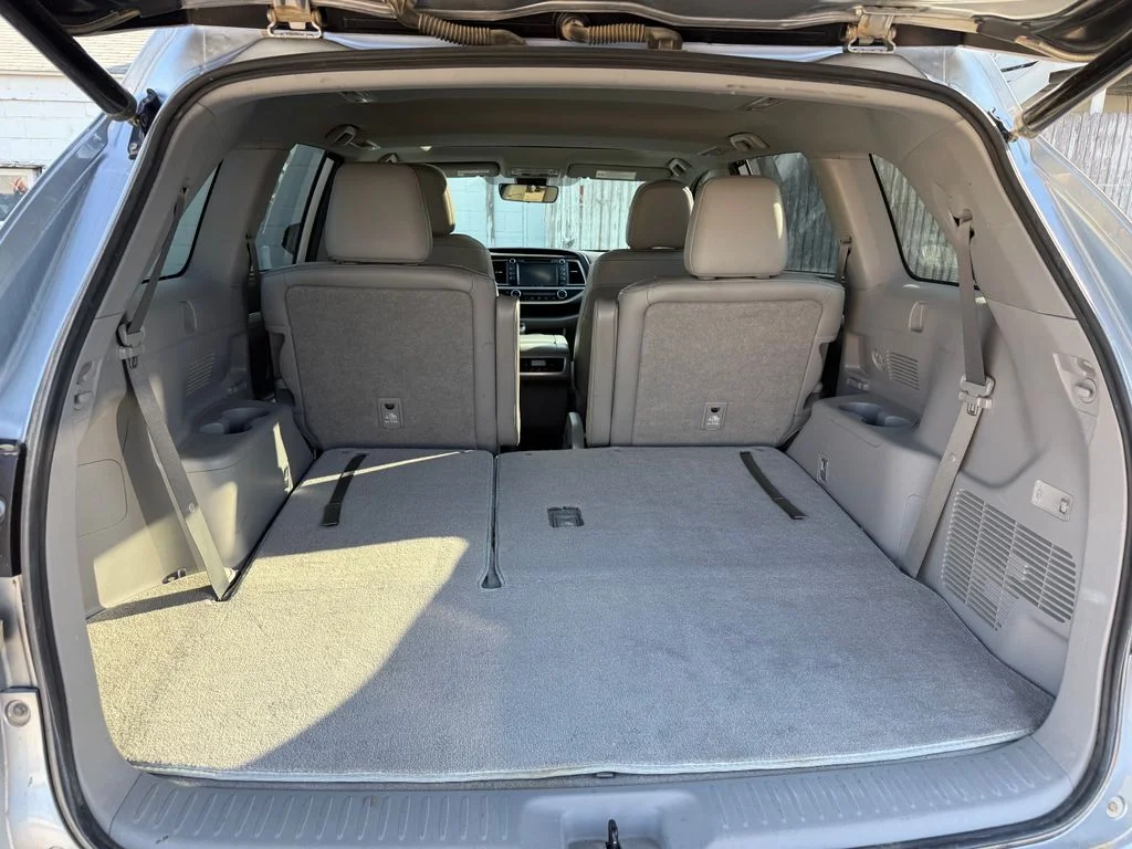 Used 2019 Silver Toyota XLE image 6