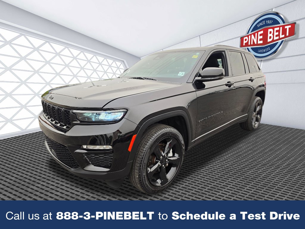 Used 2024 Diamond Black Crystal Pearl Coat Jeep Limited image 1