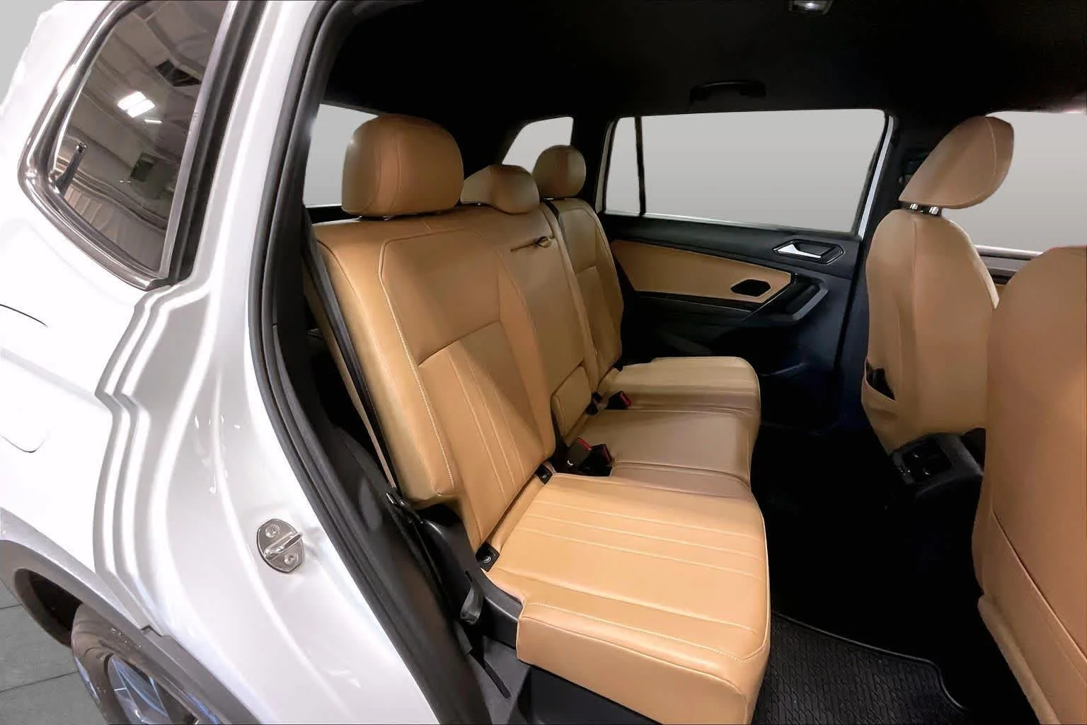 Used 2022 Pure White Volkswagen SE image 19